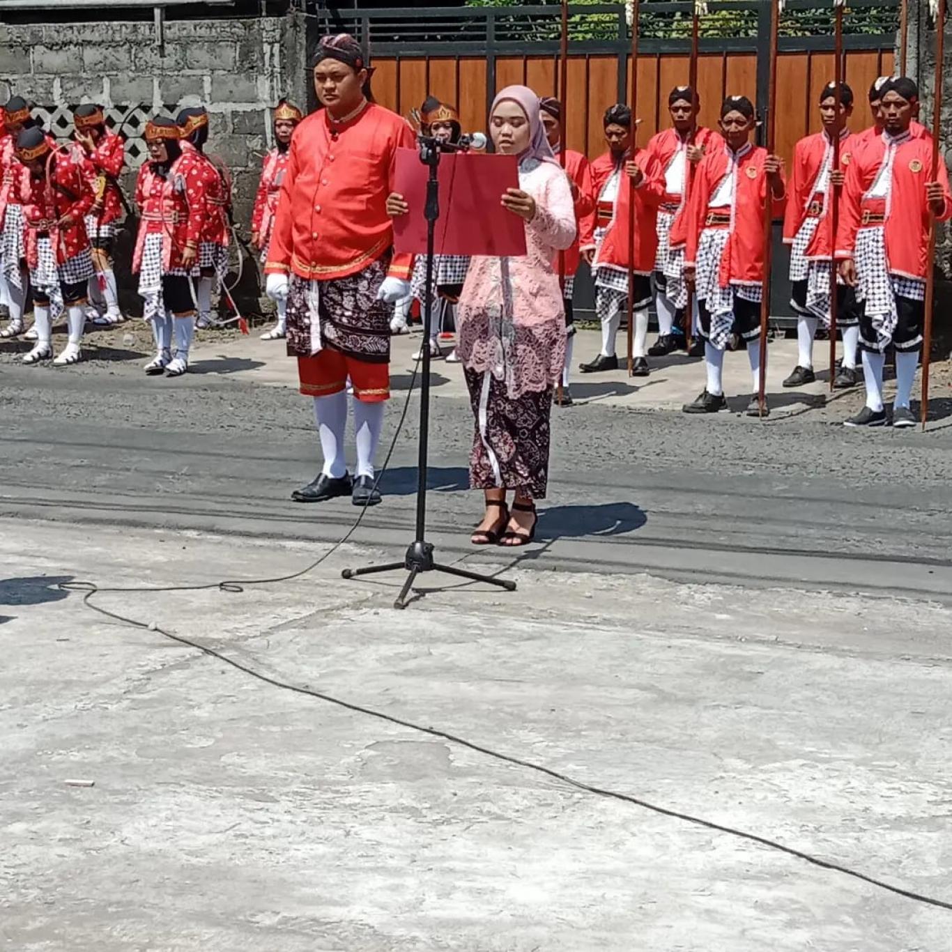 UPACARA HUT RI DENGAN ADAT JAWA